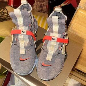 Nike Mens Sneakers in Gray with Red Accents 10.5